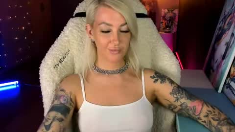 Snapshot of tykioty_miley chatting on 05.22.26 Miley online show from 05.22.26