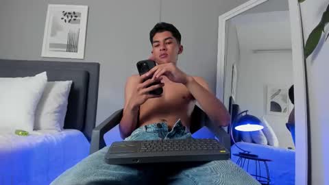 Snapshot of tyler_fox_ chatting on 09.09.25 Tyler Fox online show from 09.09.25