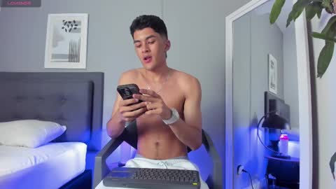 Snapshot of tyler_fox_ chatting on 09.22.25 Tyler Fox online show from 09.22.25