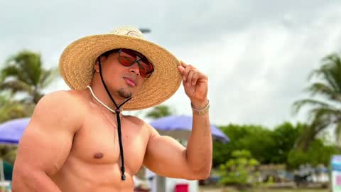 Snapshot of tyler_hank1 chatting on 01.13.25 tyler_hank1 online show from 01.13.25