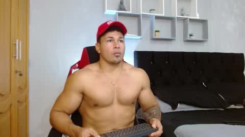 Snapshot of tyler_hank1 chatting on 11.25.25 tyler_hank1 online show from 11.25.25