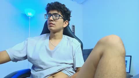 Snapshot of tylerwhiite_ chatting on 09.10.25 online show from 09.10.25