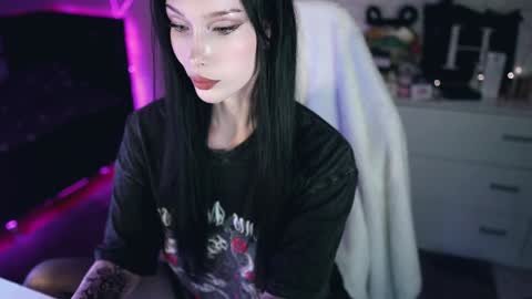 Izzy    online show from 12.09.24