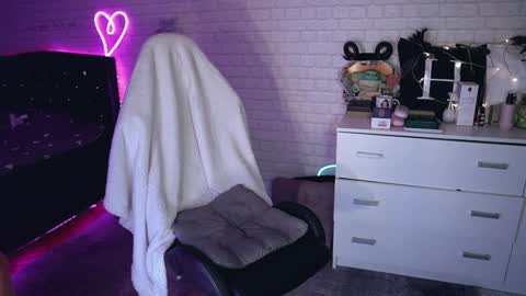 Izzy    online show from 12.15.24