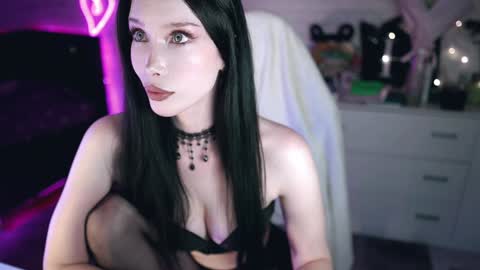 Izzy    online show from 01.08.25