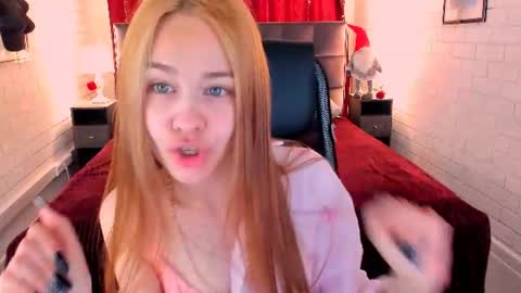 Snapshot of ulianeer chatting on 06.22.26 Ulia online show from 06.22.26