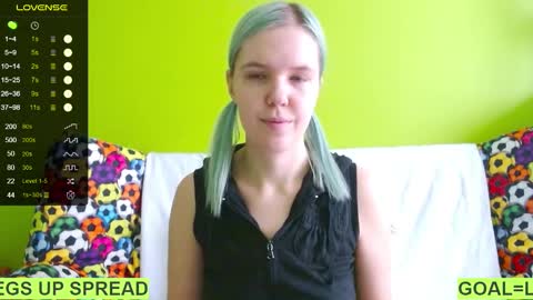 Snapshot of ultra_meow chatting on 02.01.25 Roxy online show from 02.01.25