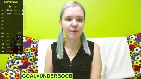 Snapshot of ultra_meow chatting on 02.01.25 Roxy online show from 02.01.25