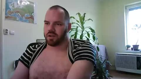 Snapshot of uncut_strong chatting on 02.01.25 Uncut Strong online show from 02.01.25