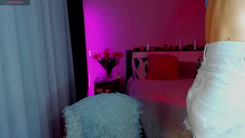 Snapshot of under_the_skin chatting on 03.09.25 Under The Skin online show from 03.09.25