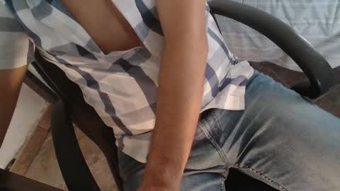 Snapshot of under_thedesk chatting on 09.28.25 Giov online show from 09.28.25