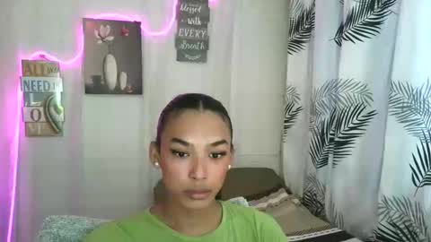 Snapshot of ur_dazzlingmorenaxx chatting on 05.18.26 ur_dazzlingmorenaxx online show from 05.18.26