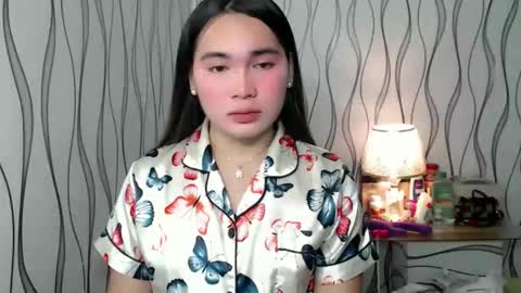 Snapshot of ur_innocent_girlx chatting on 11.22.25 QUEENSY online show from 11.22.25