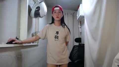 Snapshot of urasiantserika chatting on 11.15.25 Erika online show from 11.15.25