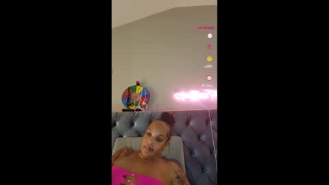 Snapshot of urfaveriri chatting on 11.15.25 urfaveriri online show from 11.15.25