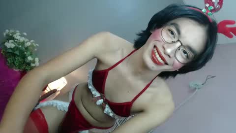 Snapshot of urlovely_ariana chatting on 12.20.24 Ariana online show from 12.20.24