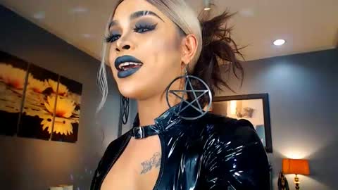 UrMajestyTyra online show from 02.05.25