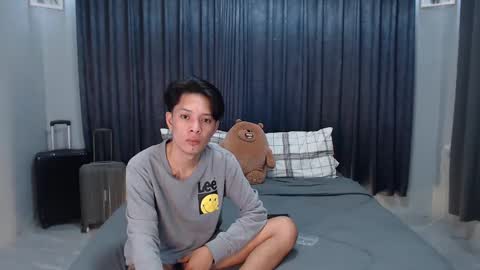 Snapshot of urpinoyasianx chatting on 02.12.25 Mel online show from 02.12.25