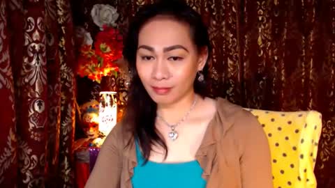 Snapshot of urtimelessbeauty chatting on 12.04.24 Merca online show from 12.04.24