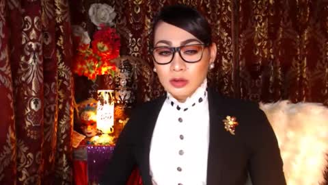 Snapshot of urtimelessbeauty chatting on 12.11.24 Merca online show from 12.11.24