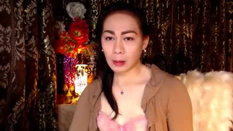 Snapshot of urtimelessbeauty chatting on 02.01.25 Merca online show from 02.01.25