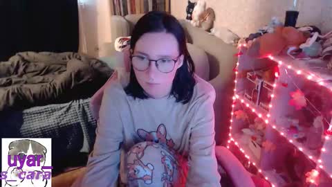 Snapshot of uyar_ chatting on 10.25.25 Cara online show from 10.25.25