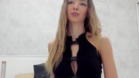 Snapshot of v_deville chatting on 10.27.25 Mia online show from 10.27.25