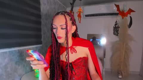 Snapshot of v_suckscock chatting on 10.31.25 online show from 10.31.25