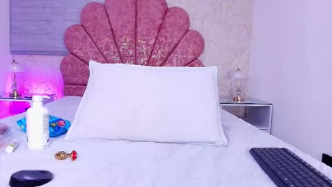 Snapshot of vaiolet_colls chatting on 02.15.26 Vaiolet colls online show from 02.15.26