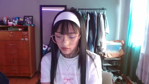 Snapshot of val_azuna chatting on 12.19.25 valentina online show from 12.19.25