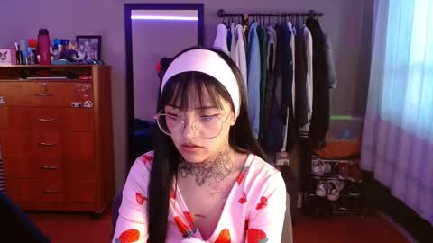 Snapshot of val_azuna chatting on 12.22.25 valentina online show from 12.22.25