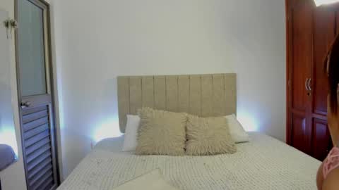 Snapshot of valen_sweet01 chatting on 10.28.25 valentina online show from 10.28.25