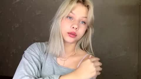 Snapshot of valenestimus chatting on 11.28.25 Olachka online show from 11.28.25