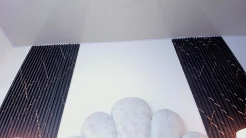Snapshot of valenrosse_ chatting on 04.25.26 Valen online show from 04.25.26