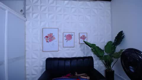 Snapshot of valentina_mature chatting on 11.12.25 Valentina online show from 11.12.25