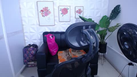 Snapshot of valentina_mature chatting on 11.30.25 Valentina online show from 11.30.25