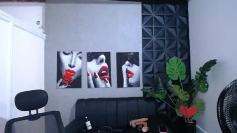Snapshot of valentina_mature chatting on 06.13.26 Valentina online show from 06.13.26