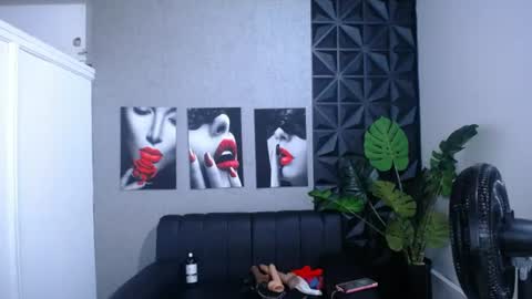Snapshot of valentina_mature chatting on 06.15.26 Valentina online show from 06.15.26