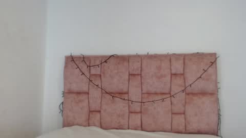 Valen independent model online show from 04.02.26