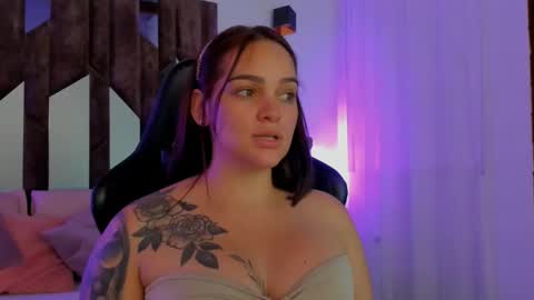 Snapshot of valentine_white1 chatting on 09.23.25 online show from 09.23.25