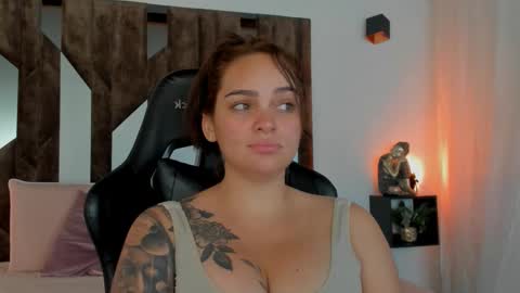 Snapshot of valentine_white1 chatting on 09.25.25 online show from 09.25.25