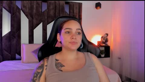 Snapshot of valentine_white1 chatting on 10.08.25 online show from 10.08.25