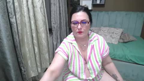 Snapshot of valeriasmiths chatting on 06.27.26 valeriasmiths online show from 06.27.26