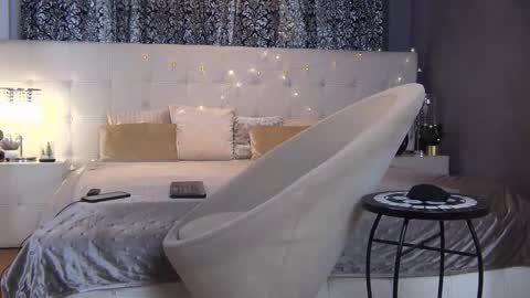 Snapshot of valeriecoy chatting on 12.20.25 Valerie online show from 12.20.25