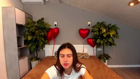 Snapshot of valeryroyale chatting on 02.18.25 Valery online show from 02.18.25