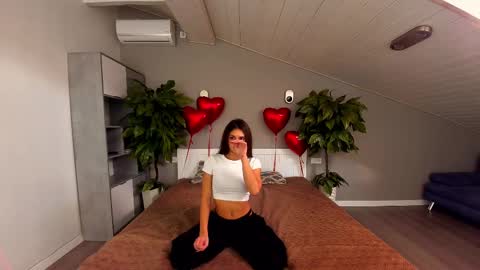 Snapshot of valeryroyale chatting on 02.18.25 Valery online show from 02.18.25