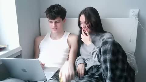 Snapshot of valesios chatting on 11.28.25 valesios online show from 11.28.25