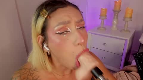 Snapshot of valka_doll chatting on 05.19.26 valka_doll online show from 05.19.26