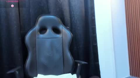 Snapshot of valka_ross chatting on 11.21.25 VALKA ROSS online show from 11.21.25