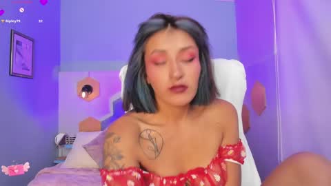 Snapshot of valkiria_ponce chatting on 01.28.25 Valkiria online show from 01.28.25